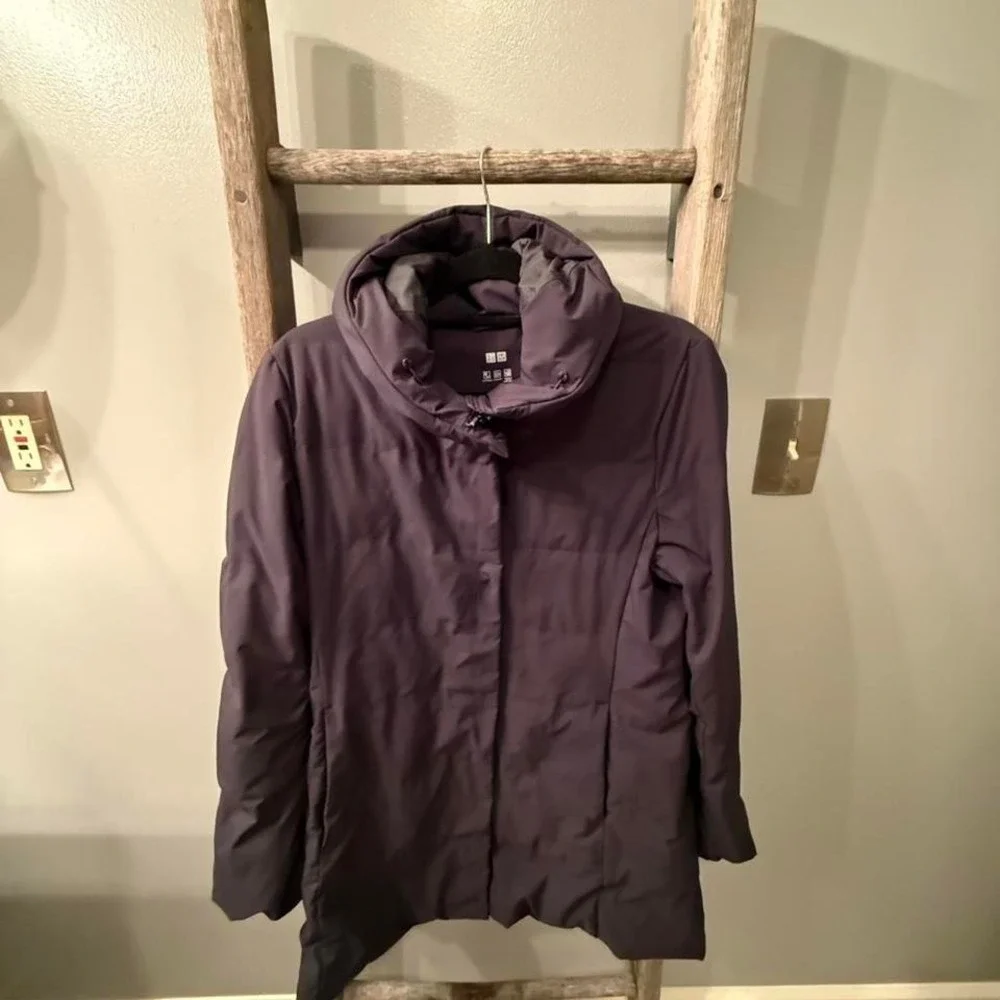 Uniqlo black down filled puffer jacket with hood Size M